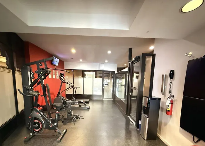 Ramada By Wyndham Kelowna Hotel & Conference Center- Pool, Hot Tub, And Restaurant