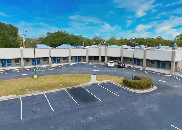 Moultrie Hotels