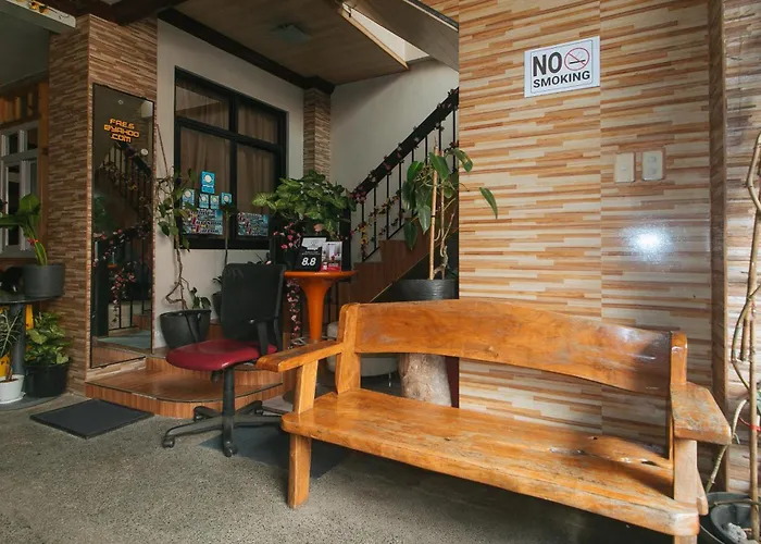 RedDoorz Hostel @ Faes Transient House