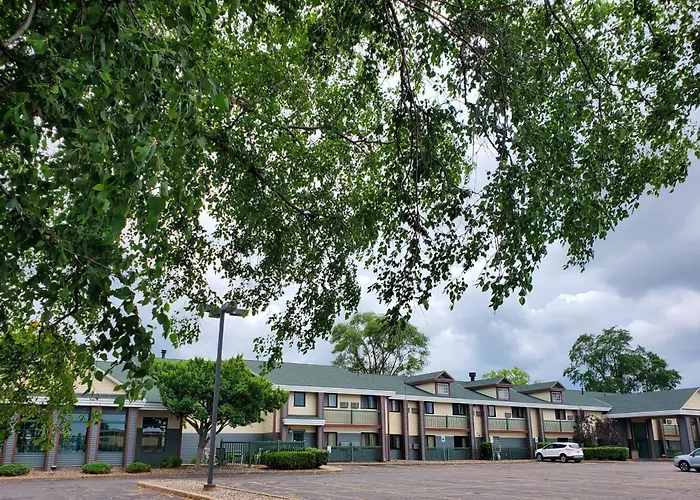 River Hill Inn & Suites