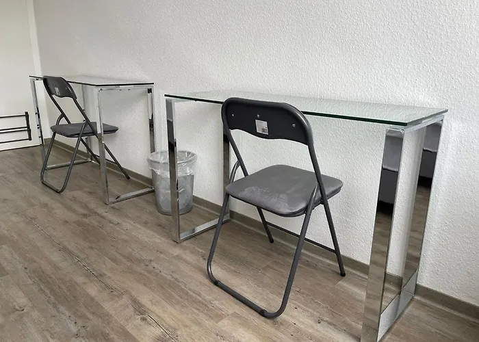 2-3 People In Peaceful Room Kassel City