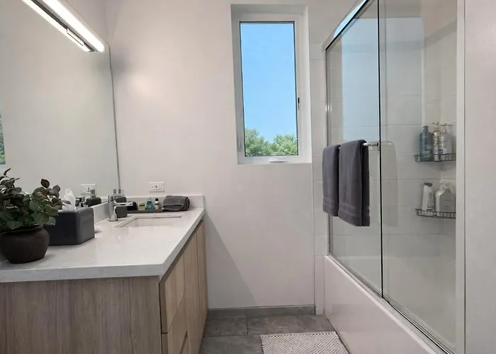 Designer 1 Bedroom Condo In Prime Hollywood