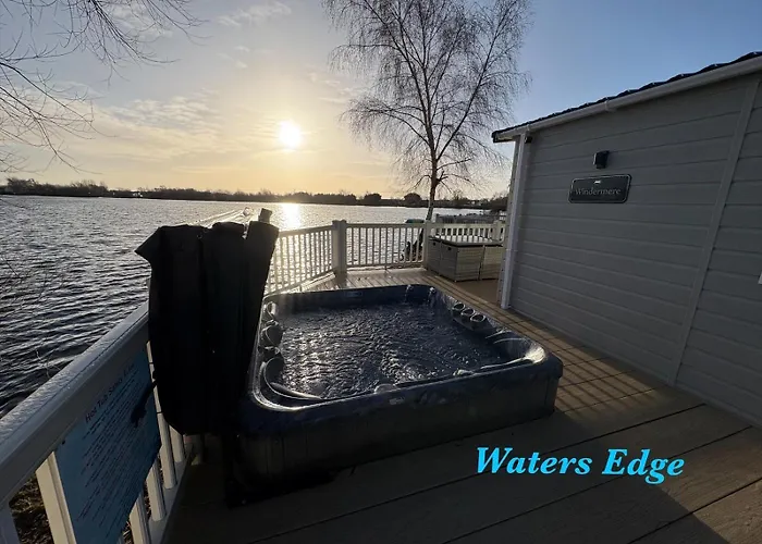 Tattershall Lakes Waters Edge Mini Lodge Lakeside, 8 Berth With Hot Tub & Wifi