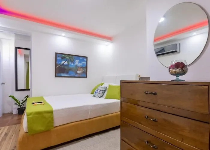 Getaway Room With Shared Jacuzzi In The Center