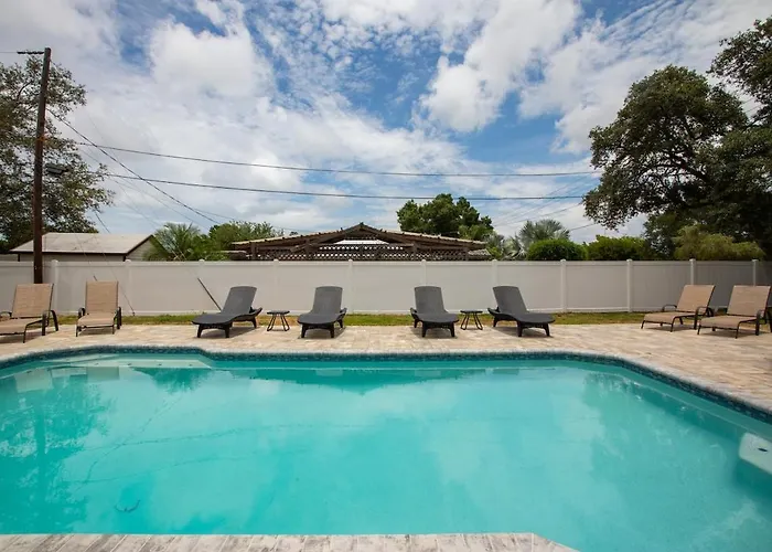 Beautiful Pool Home Minutes From Anna Maria Island