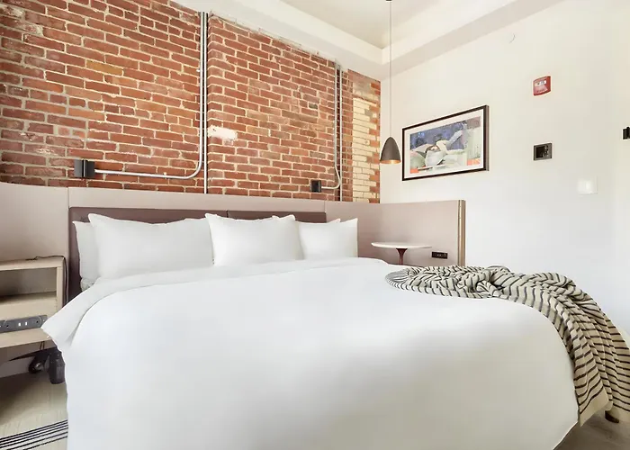 Lark Hotels 907 Main