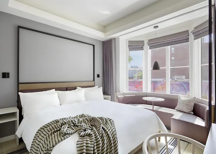 Lark Hotels 907 Main