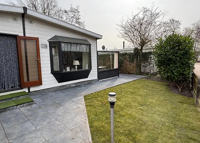 Familienfreundliches Chalet E200 in Makkum Strandnah