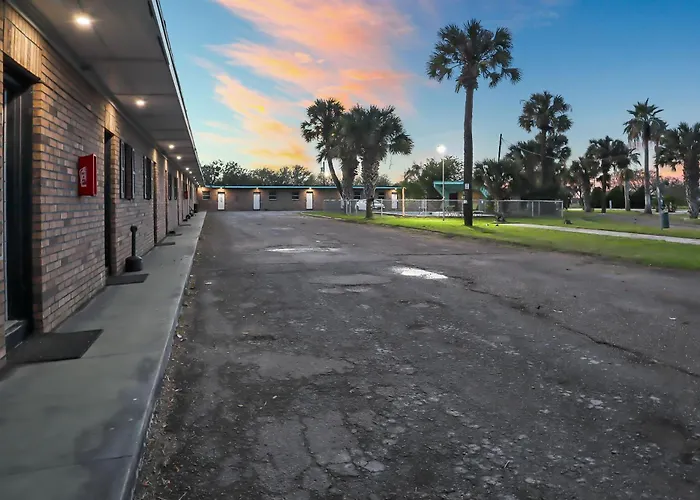 Mathis Motor Inn And Rv Park