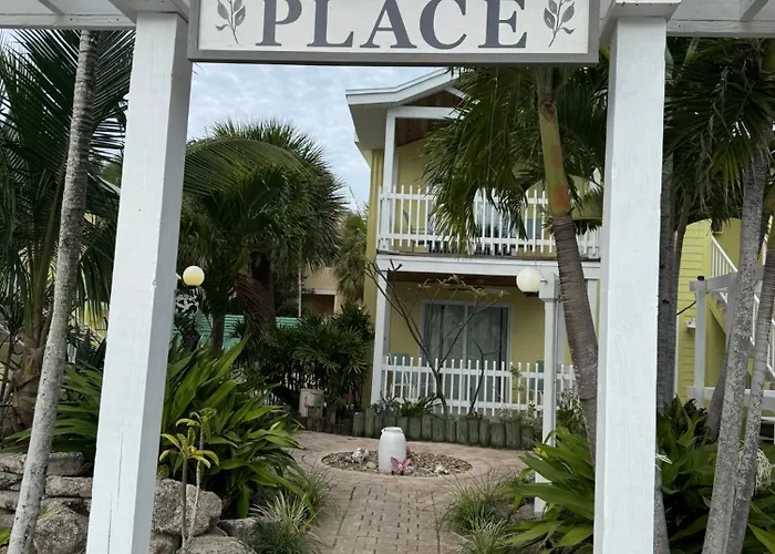 Boutique Hotel Across From Cocoa Beach, Pool 1