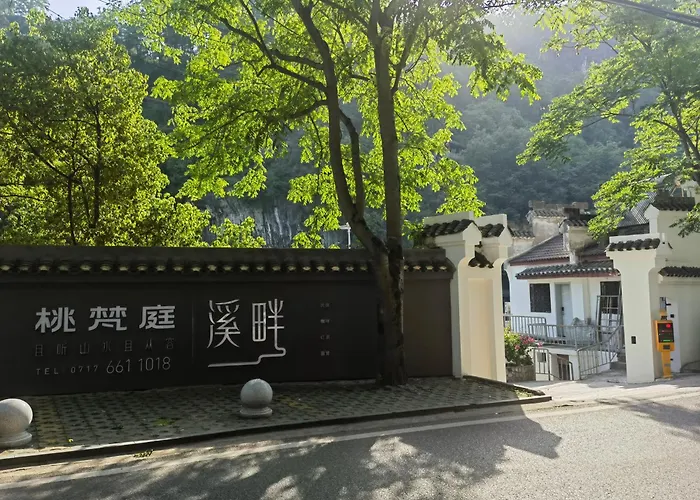 Taofanting Riverside Hotel