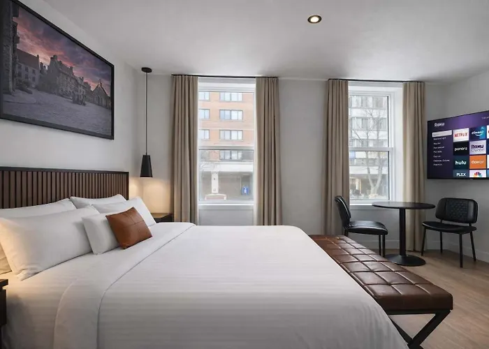 Room With A Queen Bed Downtown Quebec City