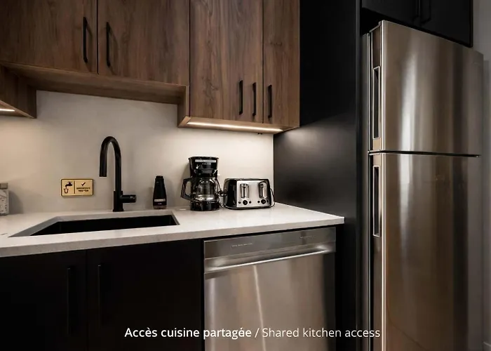 Room With A Queen Bed Downtown Quebec City
