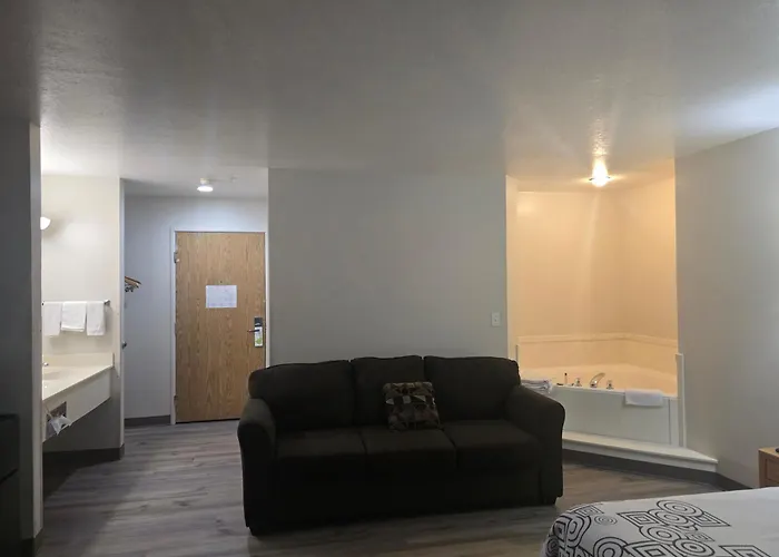 Economy Inn & Suites