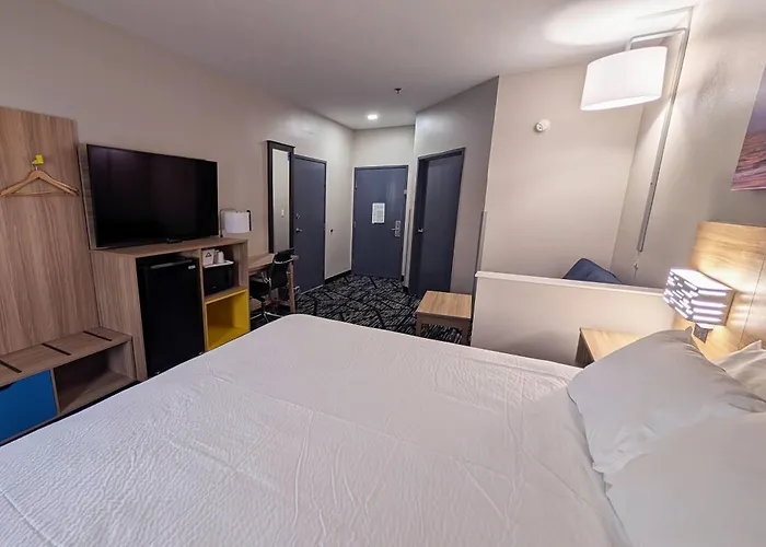 Days Inn & Suites By Wyndham Augusta Near Fort Eisenhower