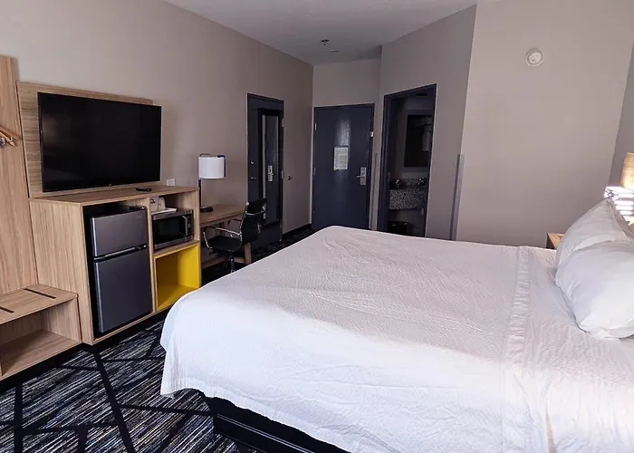 Days Inn & Suites By Wyndham Augusta Near Fort Eisenhower