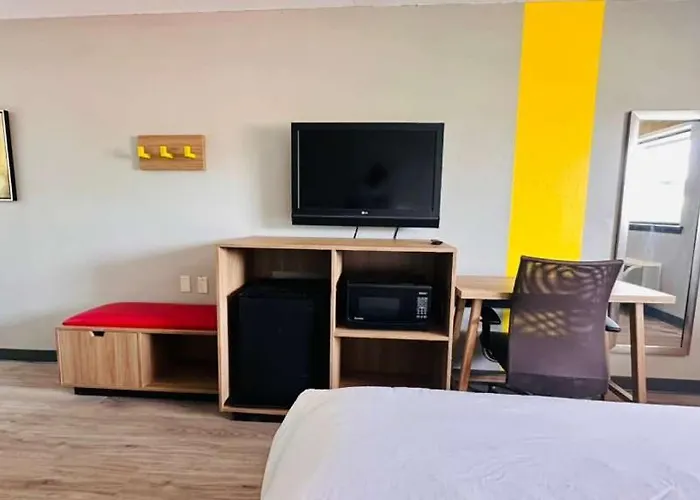 Super 8 By Wyndham Richmond Hill