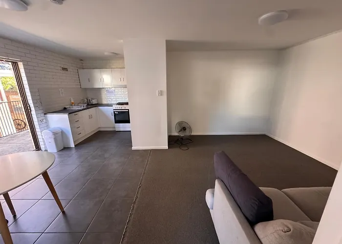 Mumma'S Hostel Surfers Paradise - 18 To 40 Years Old - Passport Only