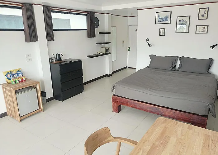 The Reef Hotel & Studios