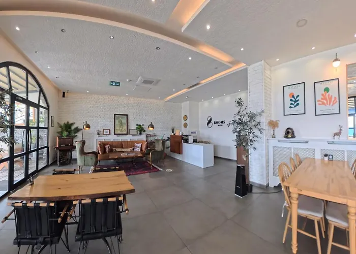 8 Rooms Hotel