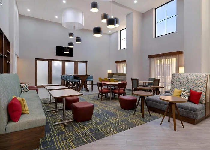 Hampton Inn & Suites Marina