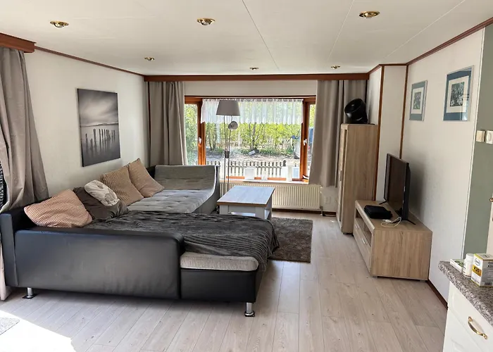 Familienfreundliches Chalet E200 in Makkum Strandnah