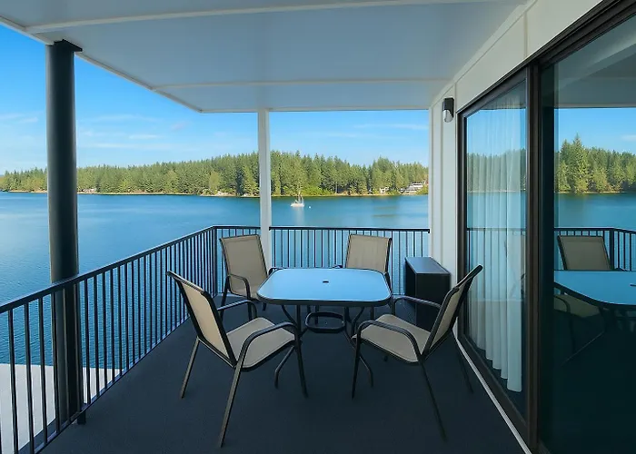 Oyster Bay Inn & Suites