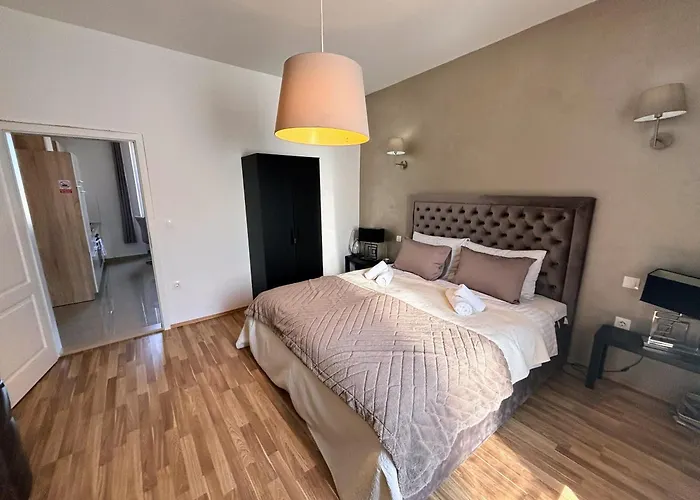 Captain Emo City Apartments