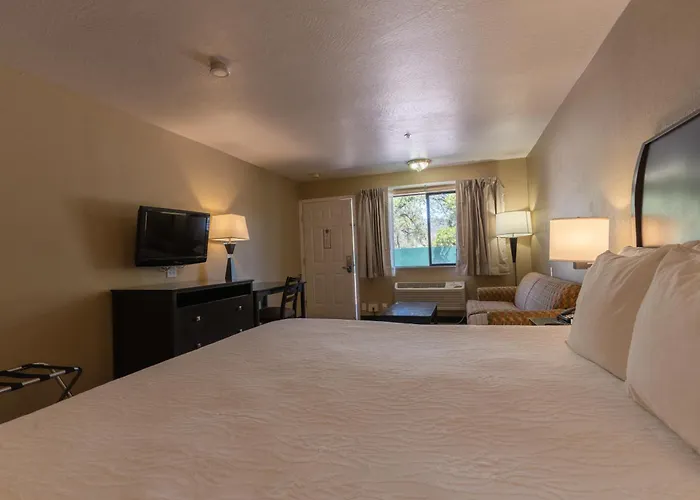 The Oakhurst Inn At Yosemite