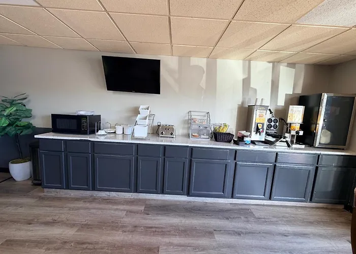 Super 8 By Wyndham Macomb