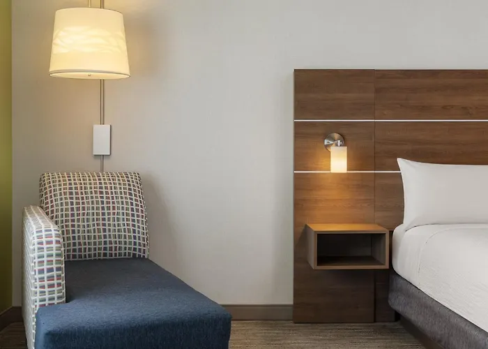 Holiday Inn Express & Suites - Aurora By Ihg