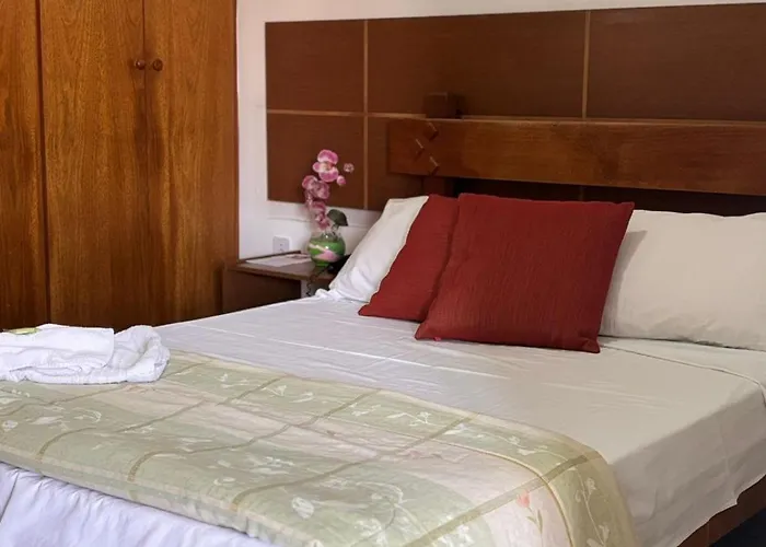 Six'S Hotel