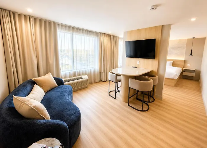 Joliette Hotels