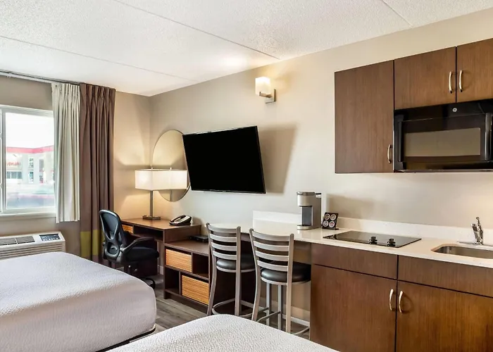 Super 8 By Wyndham Winnipeg West