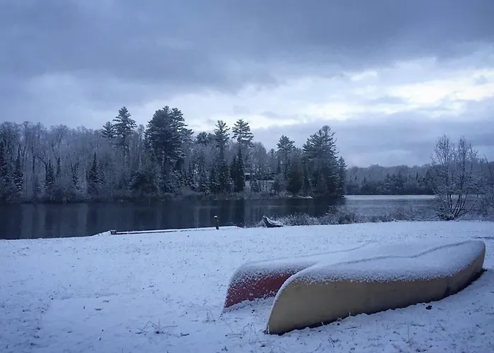 Quiet Bay Lakeside Escape