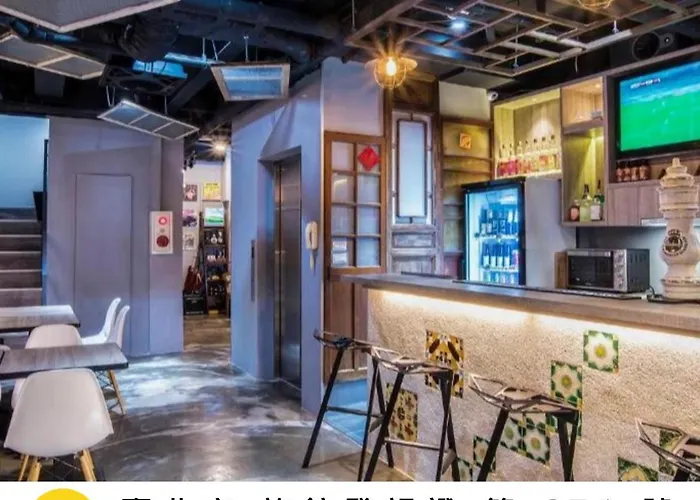 Old Door Hostel & Bar