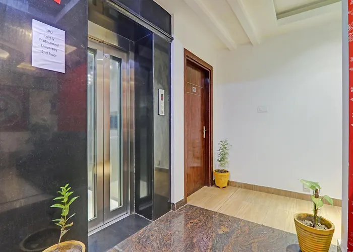 Oyo Flagship Prakash Inn Near Fun Republic Mall