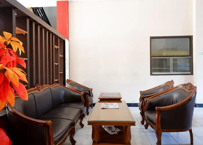 Reddoorz Plus Near Stadion Wijaya Kusuma
