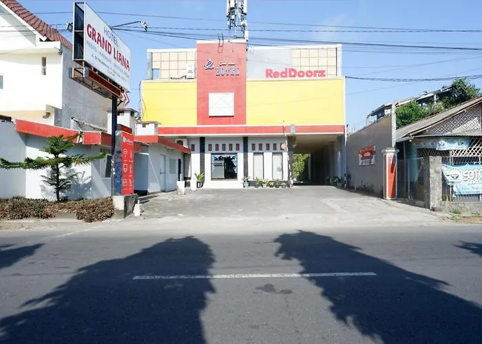 Reddoorz Plus Near Stadion Wijaya Kusuma