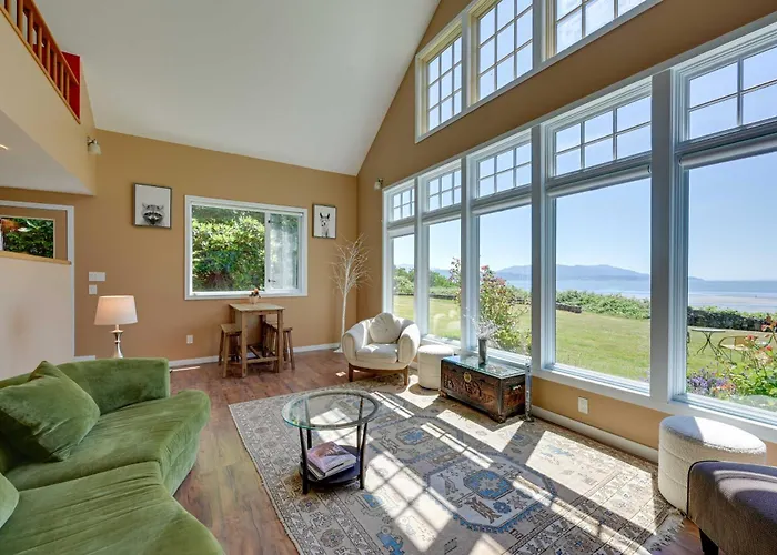 Waterfront Bellingham Bliss: Steps To Beach!