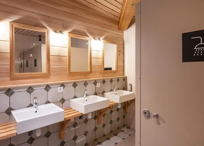 Versailles Hostels