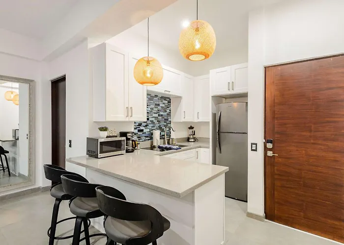 Modern Condo Walk To Marina, Dining & Nightlife