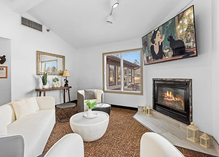 King Bed, Jacuzzi, Private Balcony By Gull Lake