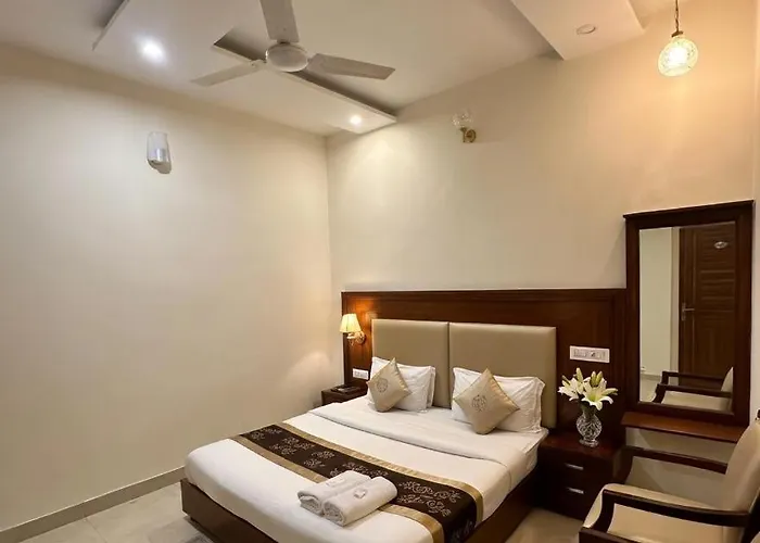 Hotel Woodcresstt Zirakpur !! Budget Friendly Stay With Airport Access