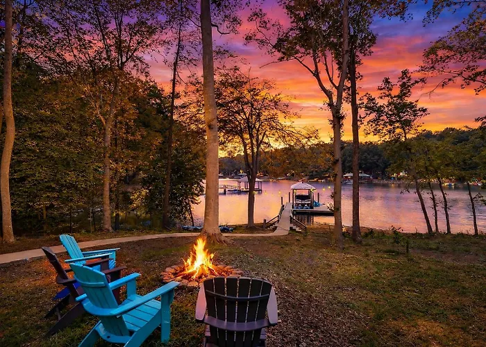 Luxury Lakefront Home, Games, Kayaks, 2 King Beds