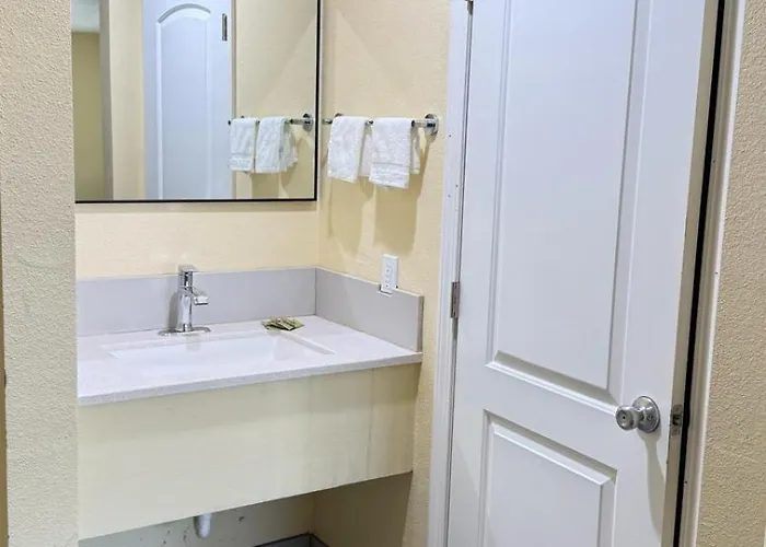 Citrus Inn & Suites