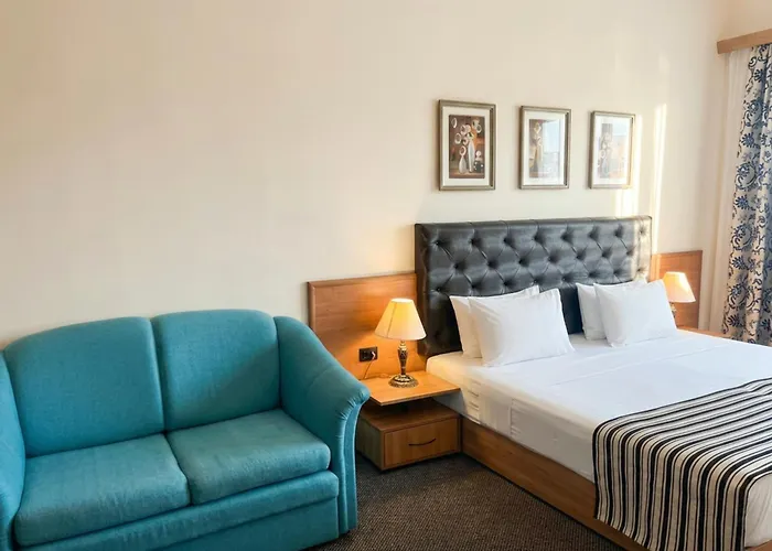 Lotus Family Hotel - Free Parking
