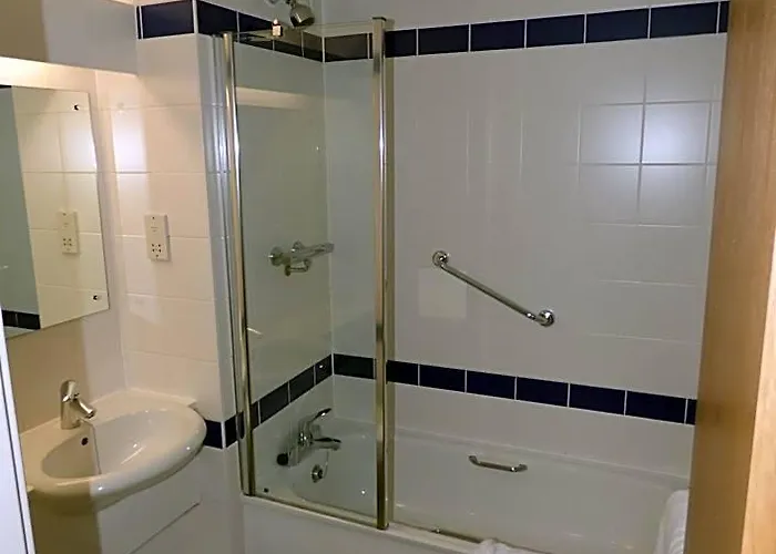 Warrington Motel, J20 M6 Lymm Services