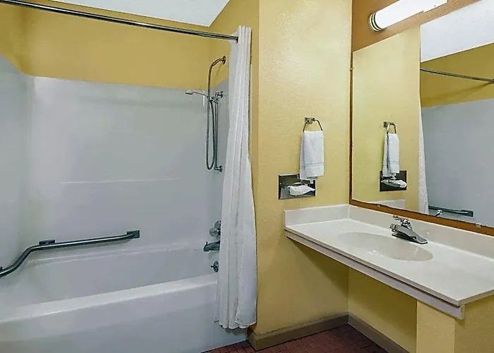 Days Inn & Suites By Wyndham Kalamazoo