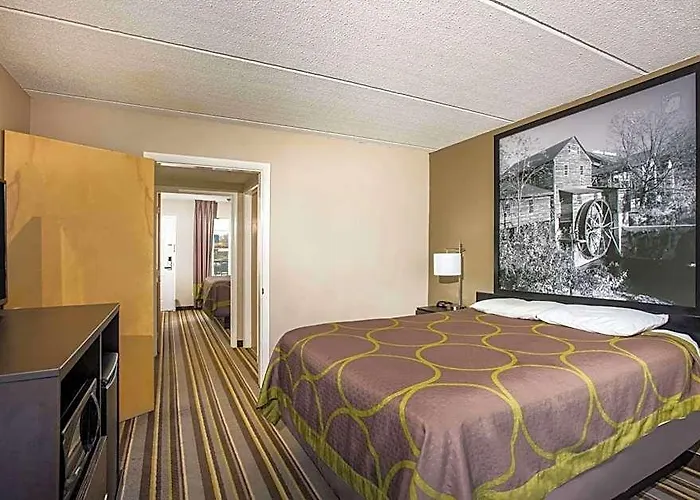 Super 8 By Wyndham Sevierville Riverside